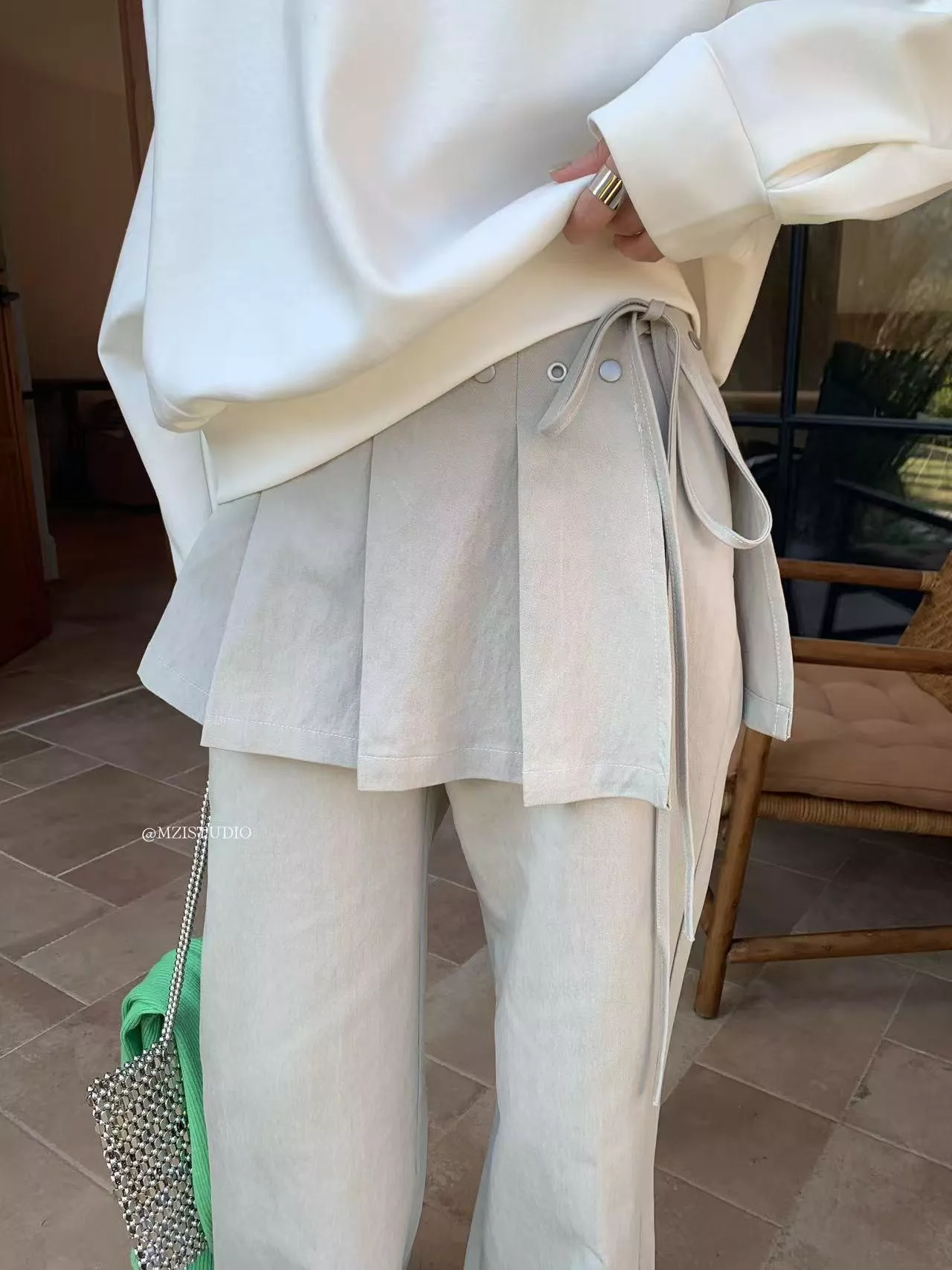 質感與設計的表達韓系春季天絲百褶撞釘屁簾酷帥微喇休閒褲(配可拆卸屁簾)