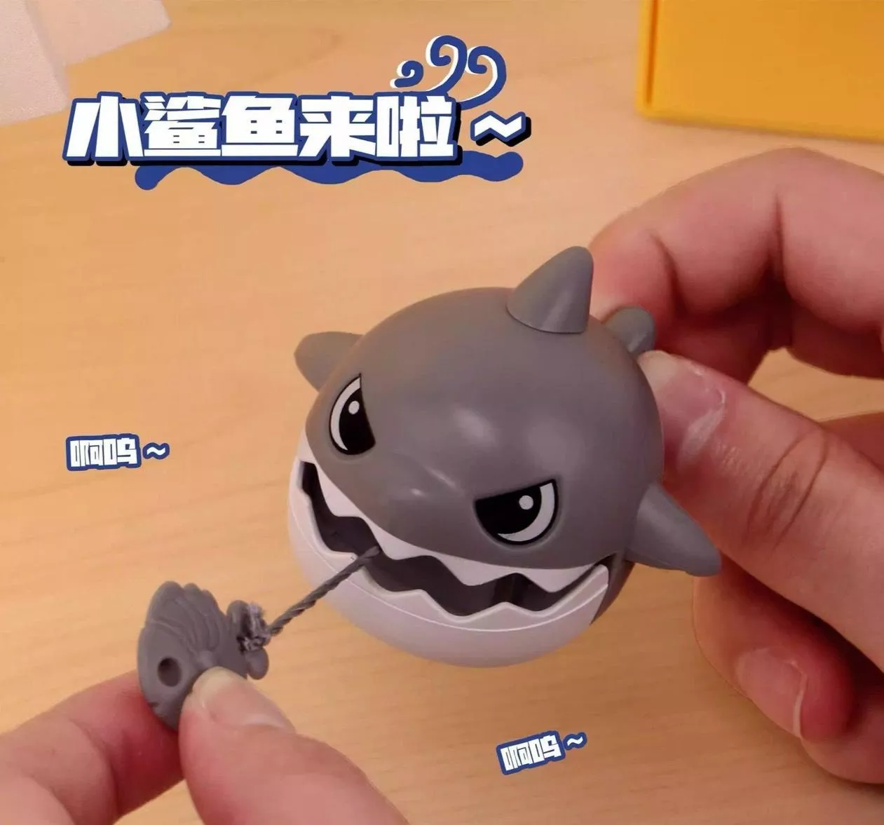 W-療癒鯊魚拉線解壓吊飾【一組4入】