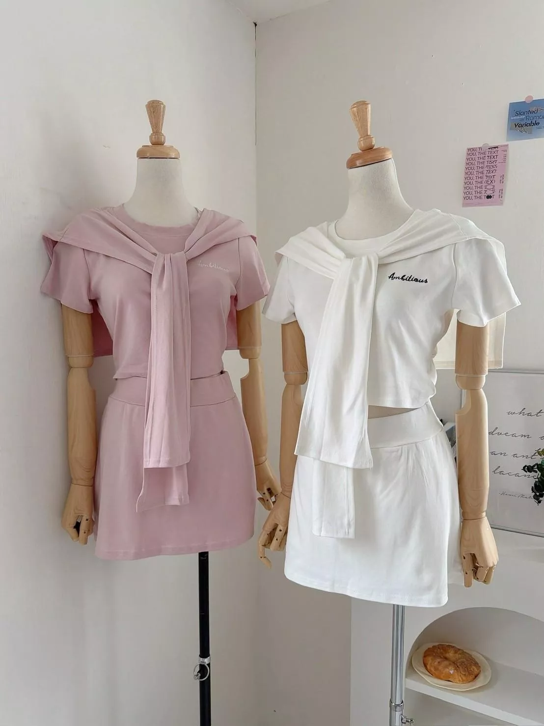 後挖腰短袖次繡英字上衣