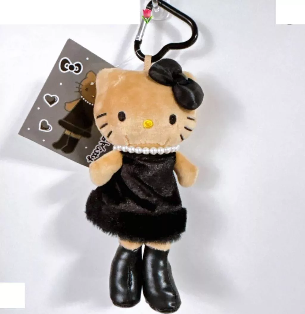 日本代購｜Sanrio 三麗鷗 曬黑黑 長腿Kitty 黑色洋裝珍珠項鍊絨毛吊飾