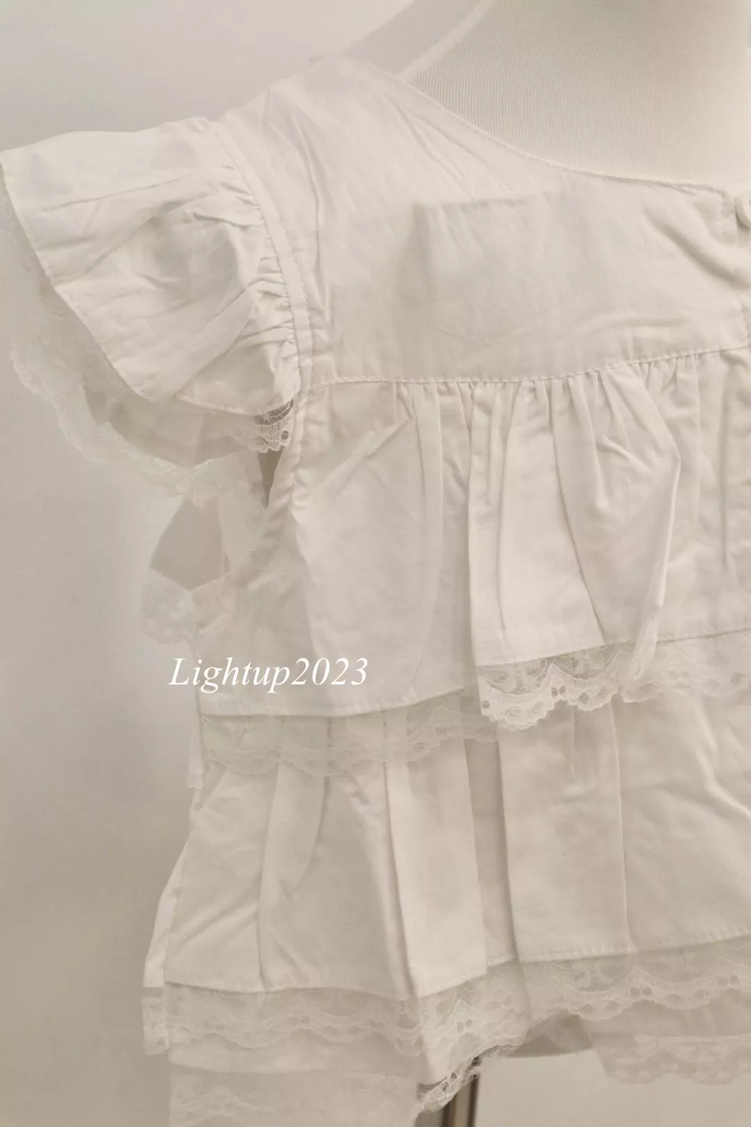 蕾絲飛袖蛋糕上衣
