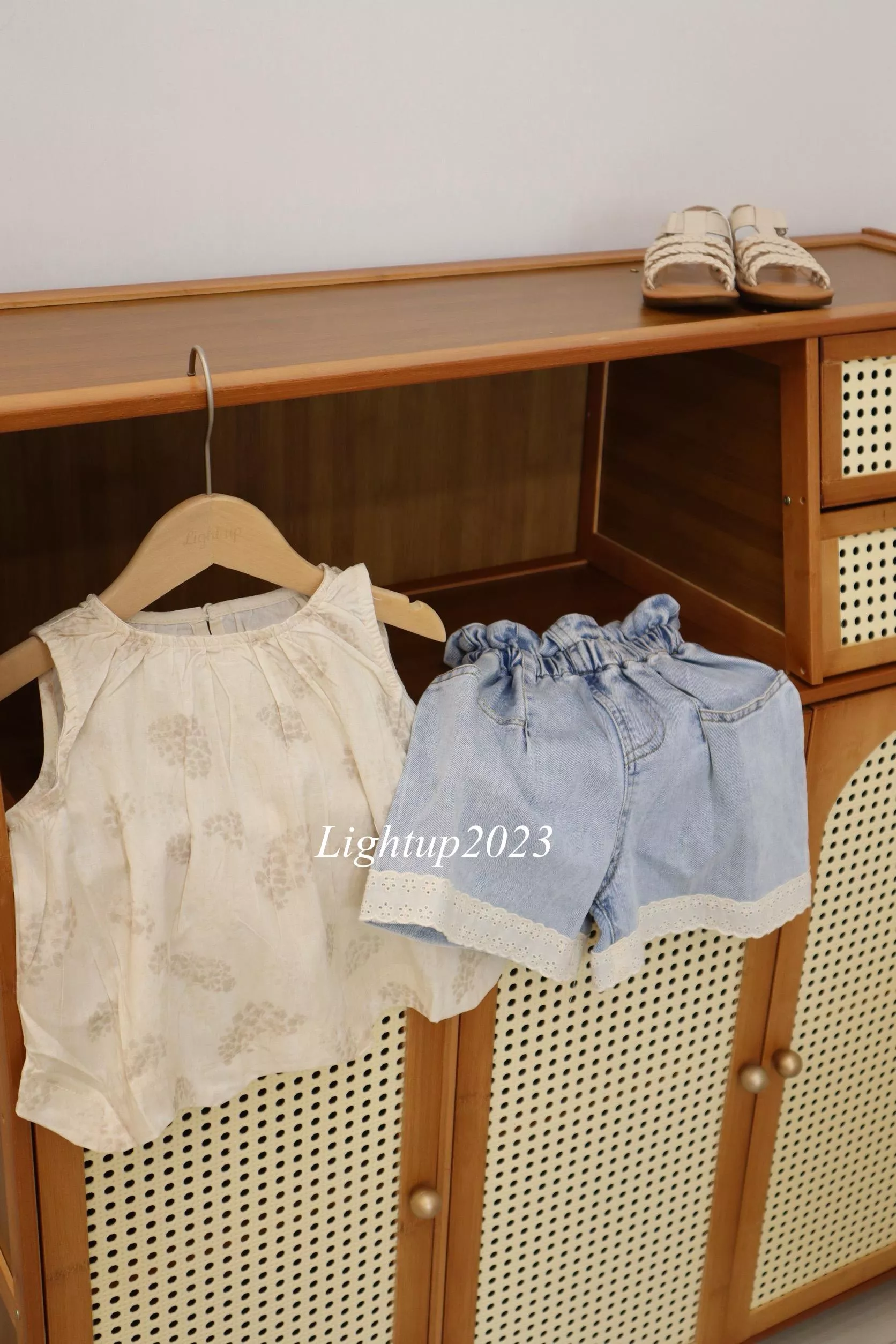 荷葉捲牛仔短褲