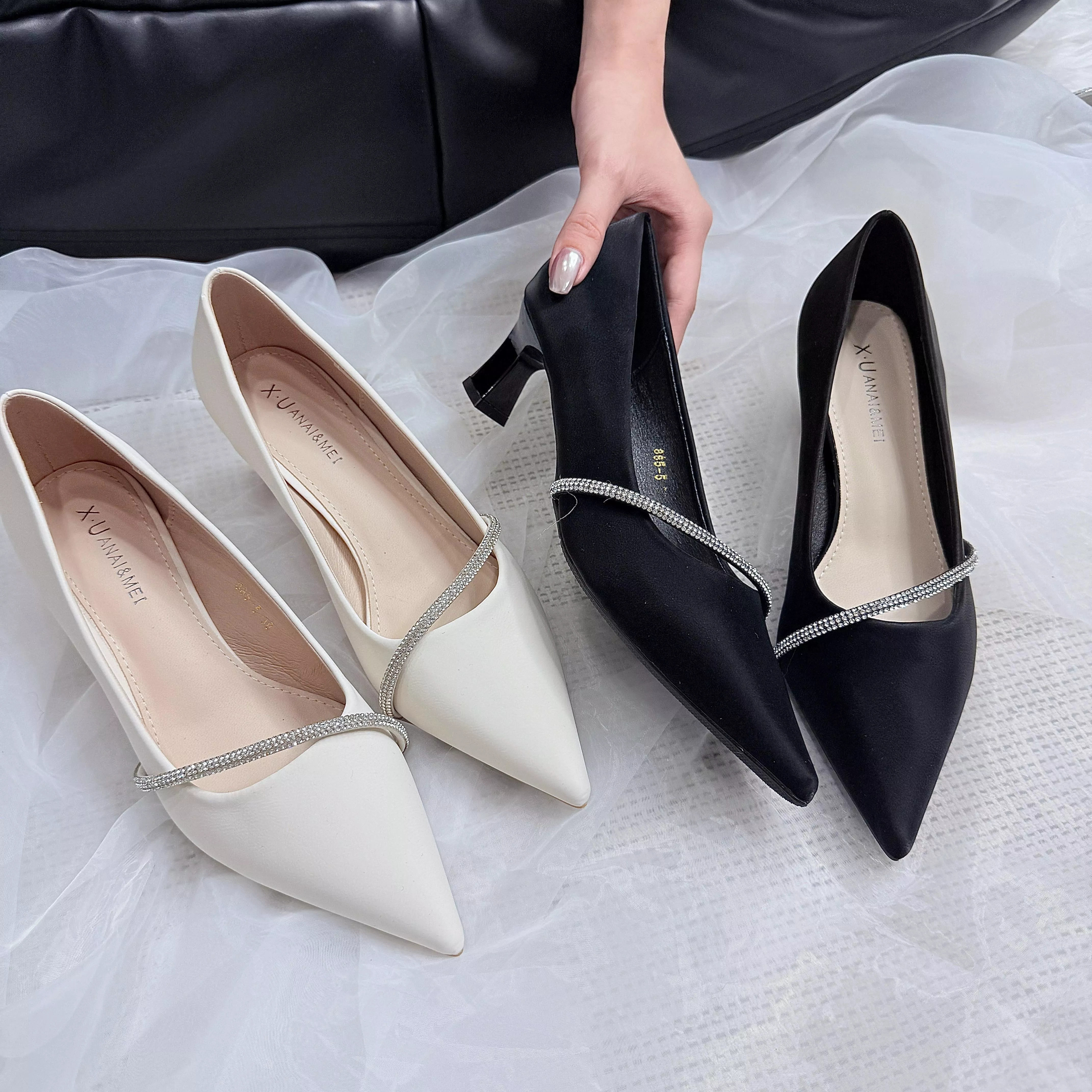 絨面白鑽帶全包低跟鞋