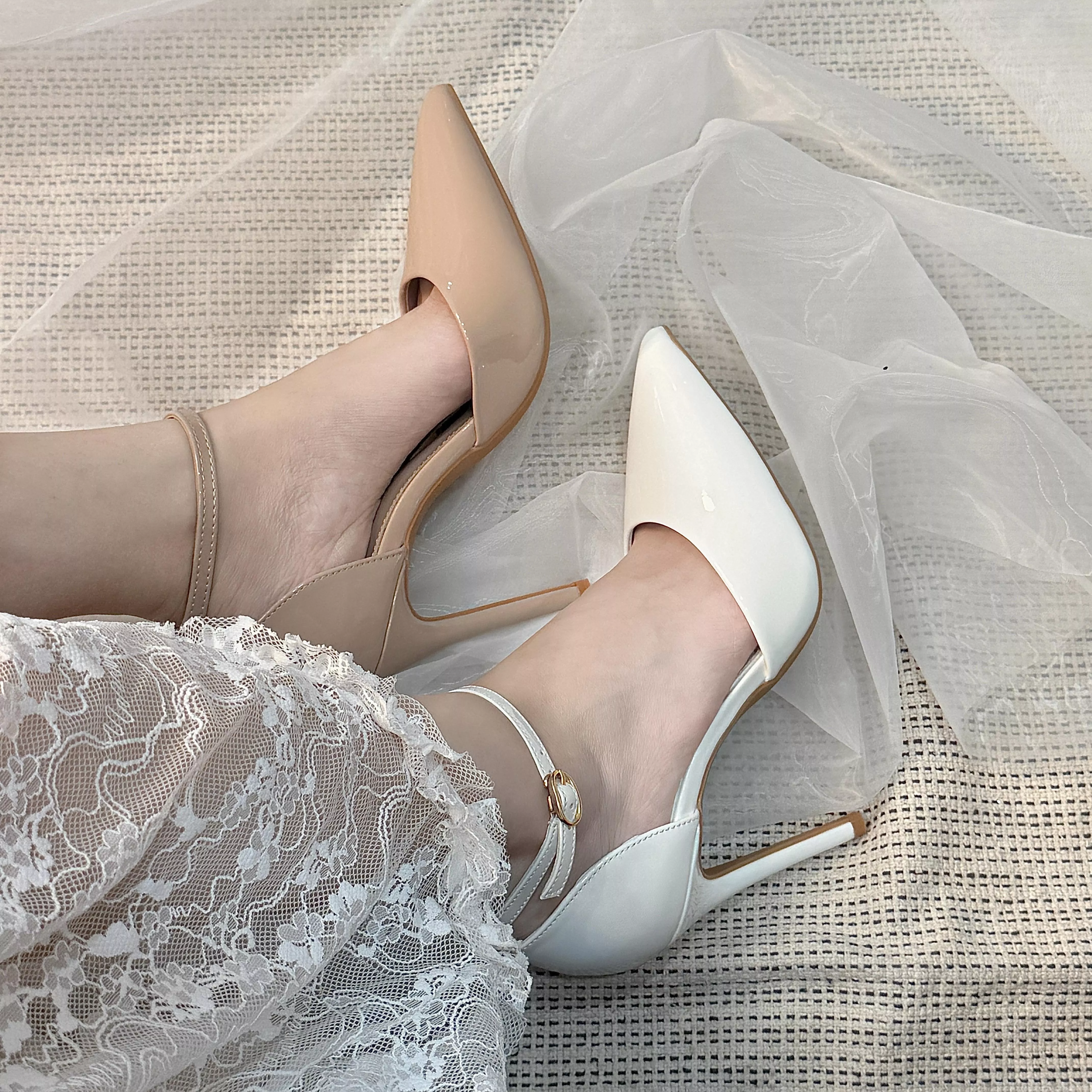 簡約亮面踝帶側鏤空細跟鞋