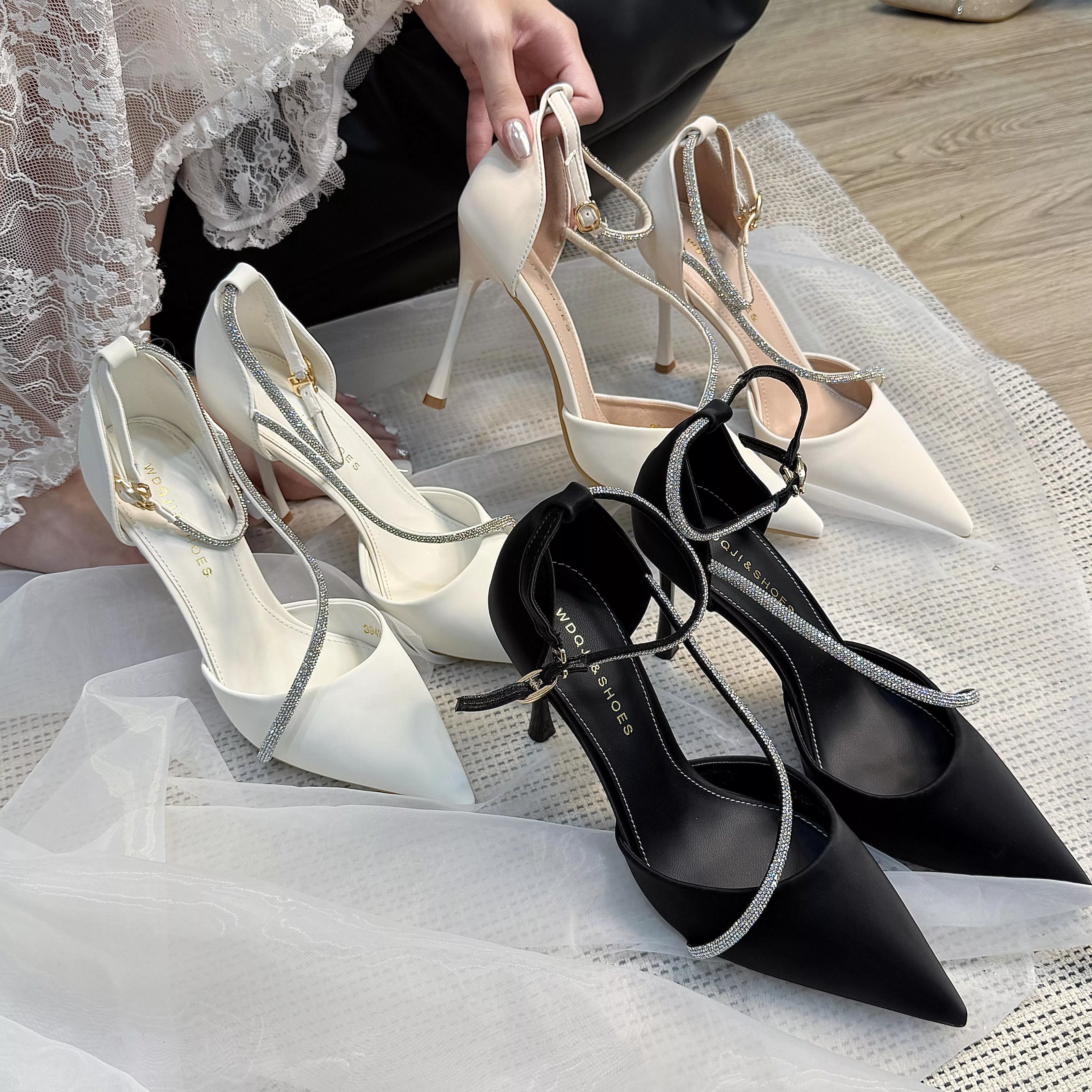 絨面彩鑽踝帶側簍空細跟鞋