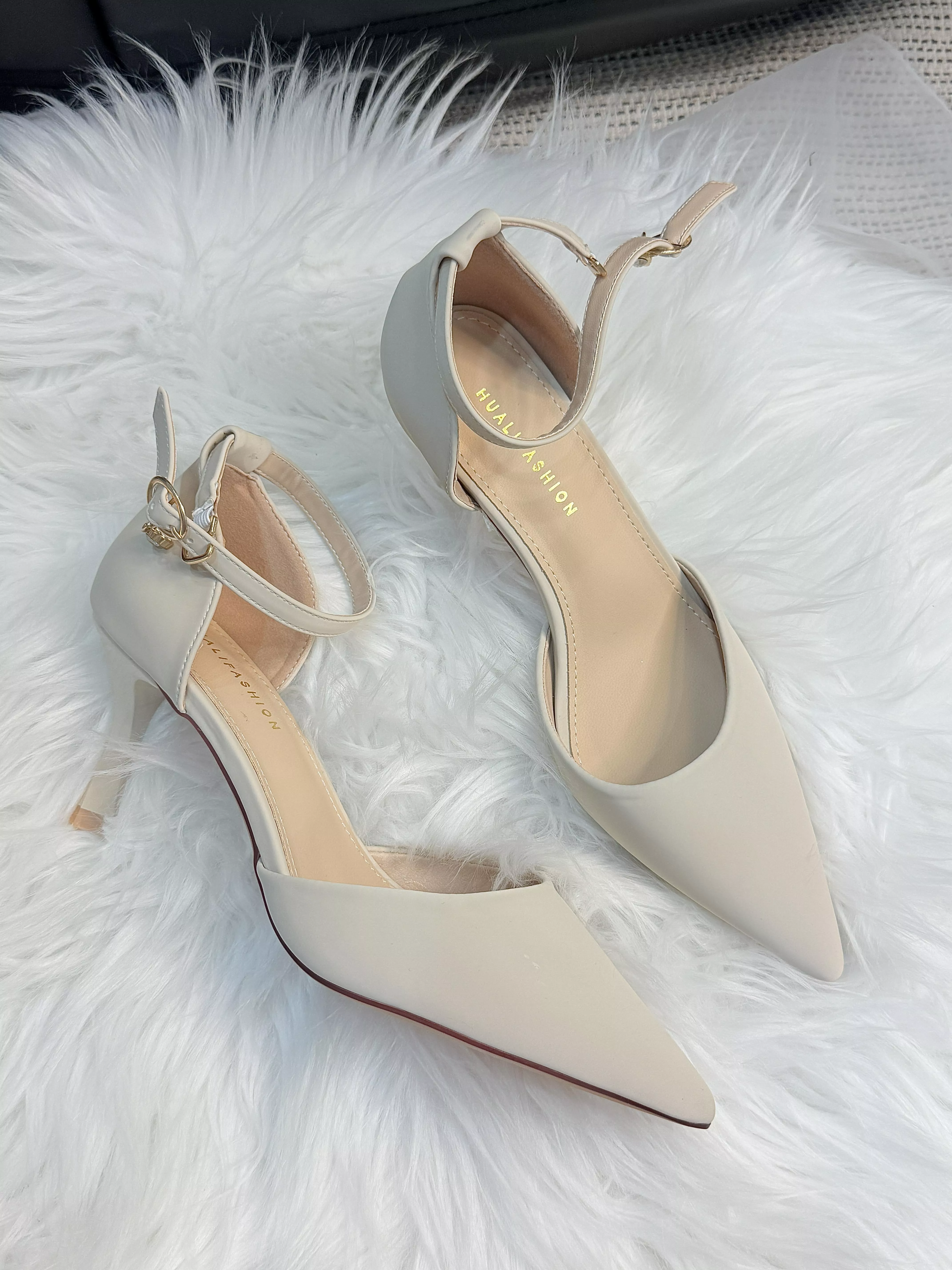 簡約柔霧光踝帶側簍空細跟鞋