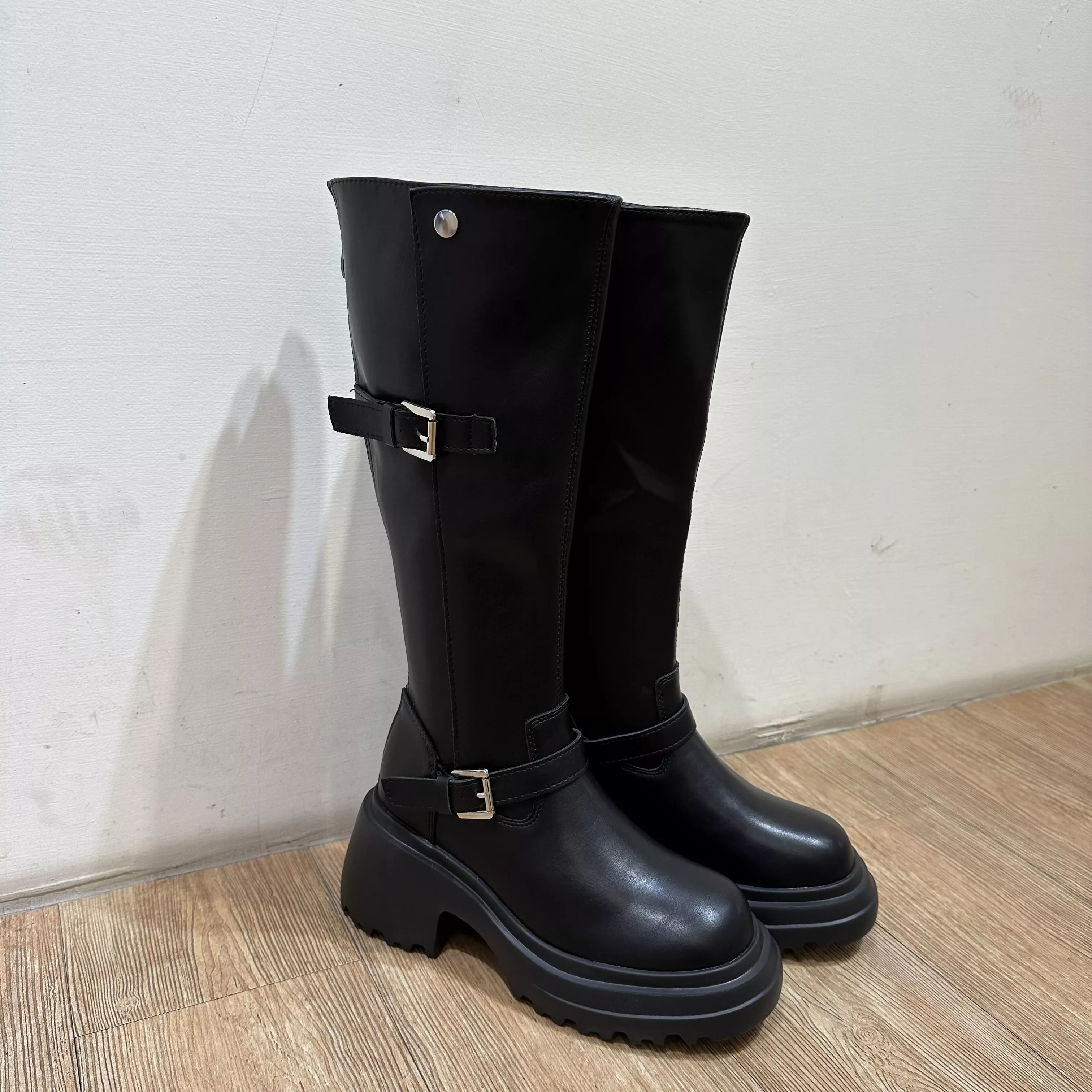 肉肉腿顯瘦！率性雙扣騎士長靴