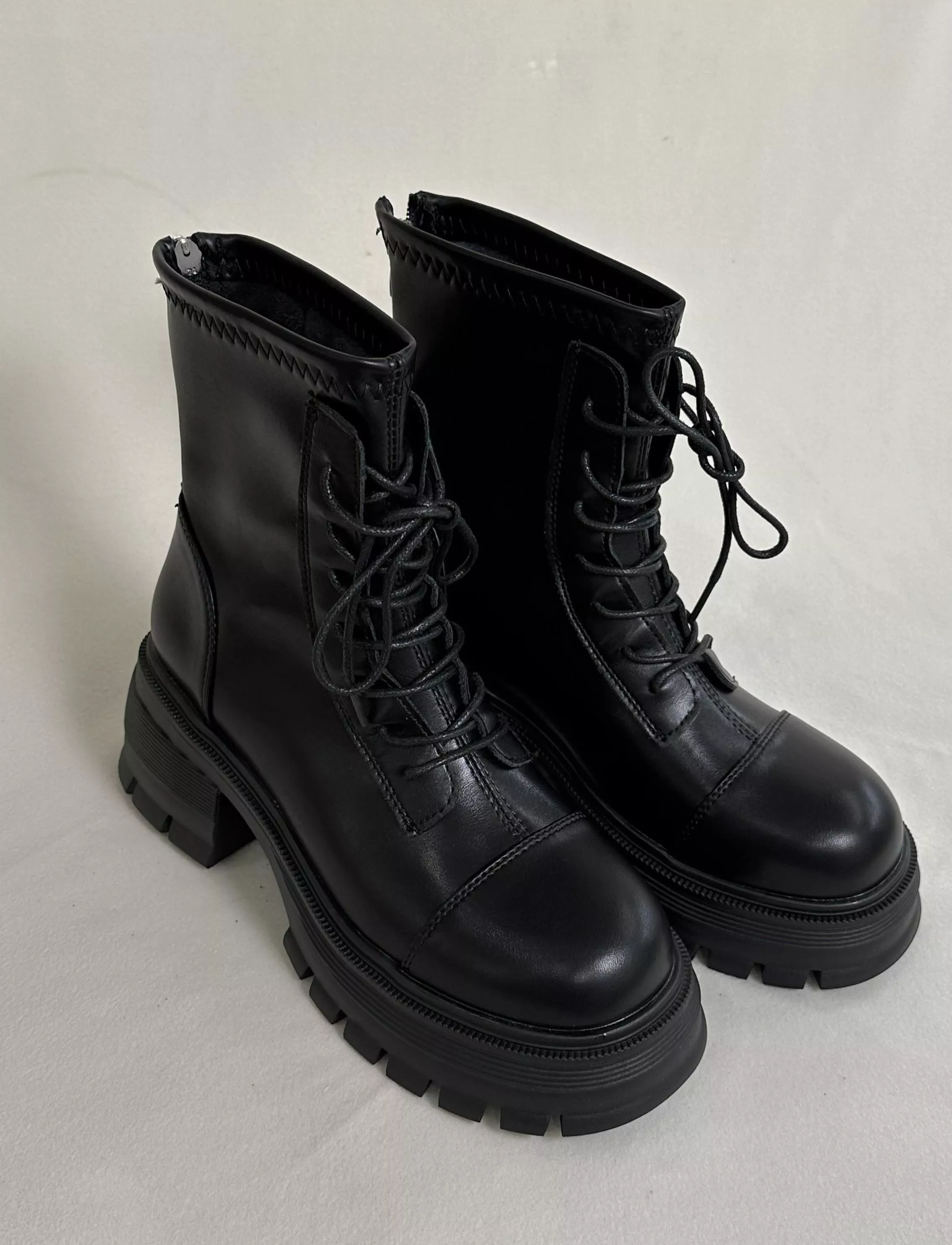 酷黑綁帶中筒靴