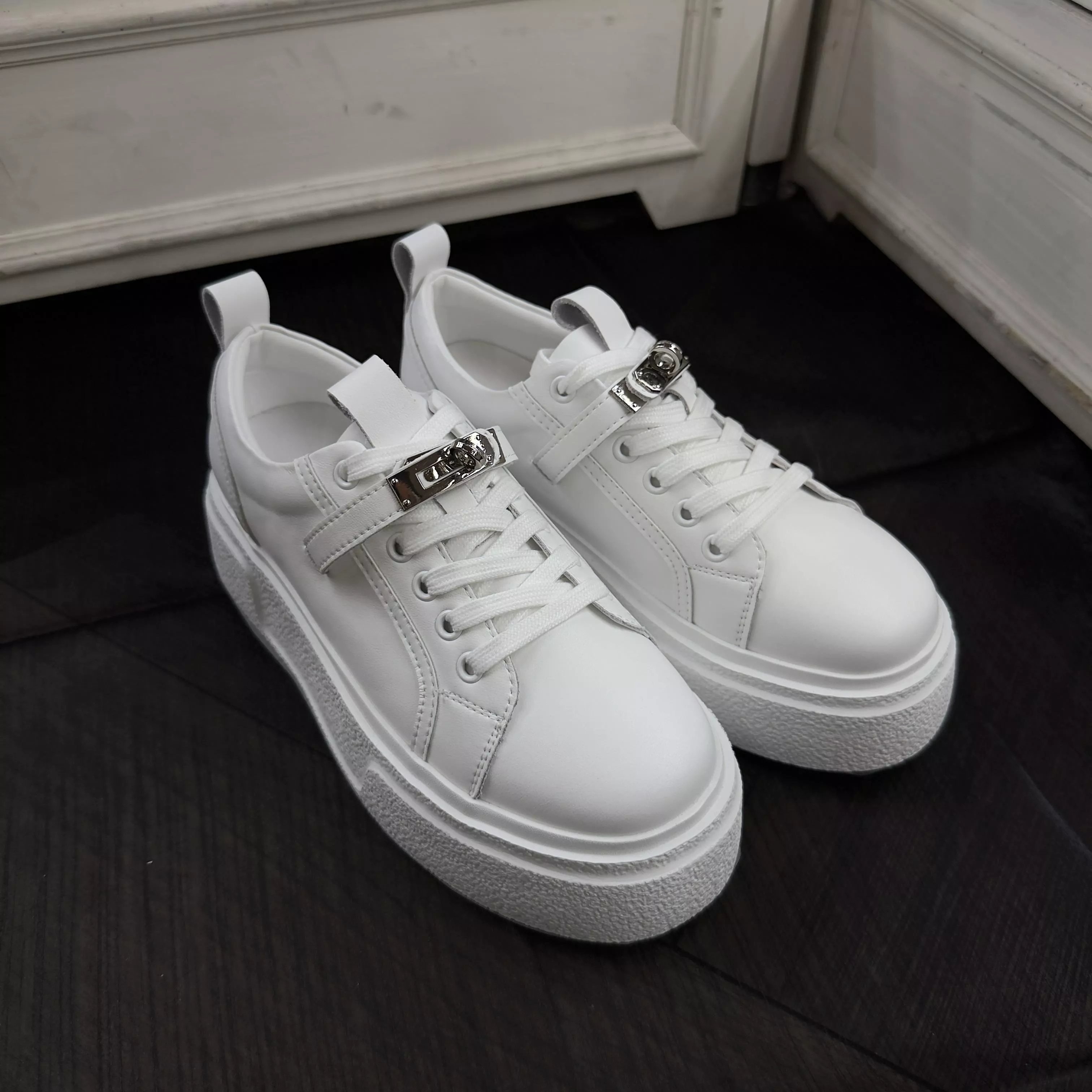 銀扣厚底小白鞋