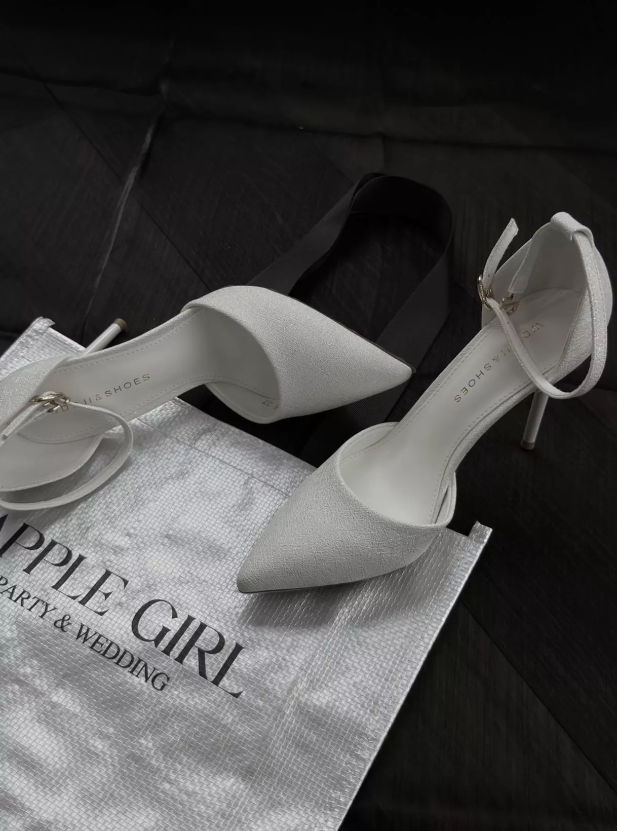 細閃交織壓紋側鏤空跟鞋