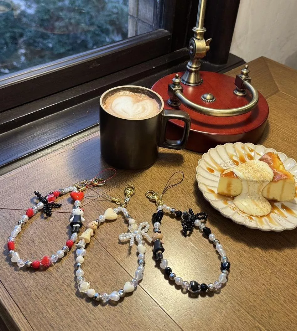 日本三麗鷗冬季長腿kitty毛球吊飾/手機吊飾