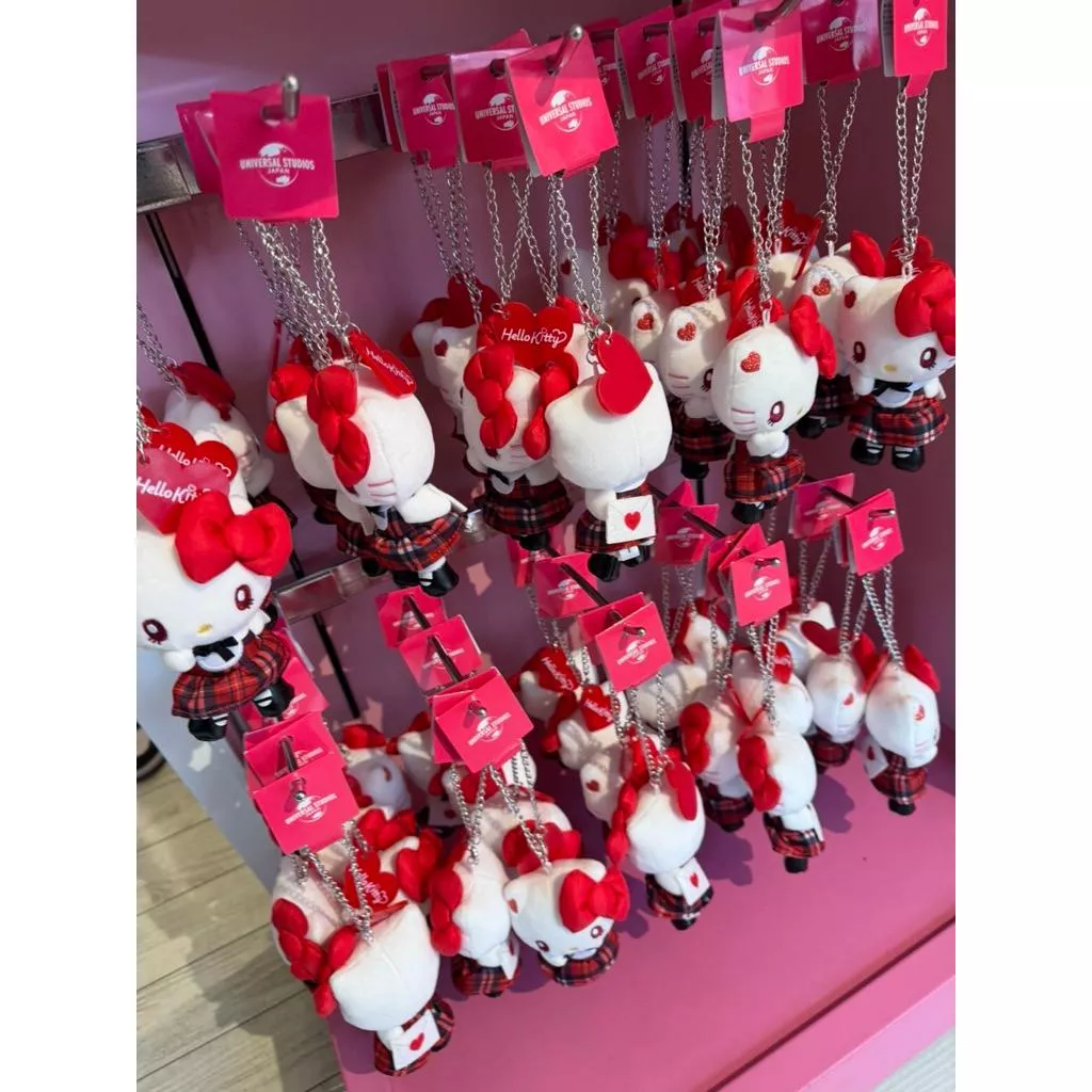 GU星願屋💜💛-🇯🇵日本代購「大阪環球影城限定kitty紅格裙迷你吊飾娃娃」，下單前請先詢問是否有現貨❗️