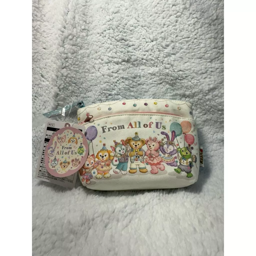 GU星願屋💜💛-迪士尼40週年 達菲與好朋友瑕疵品（背面有點發黃）」，下單前請先詢問是否有現貨❗️