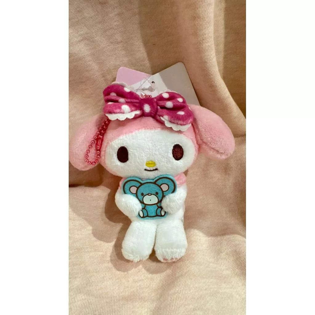GU星願屋💜💛-🇯🇵日本正版「美樂蒂點點抱小熊吊飾」，下單前請先詢問是否有現貨❗️