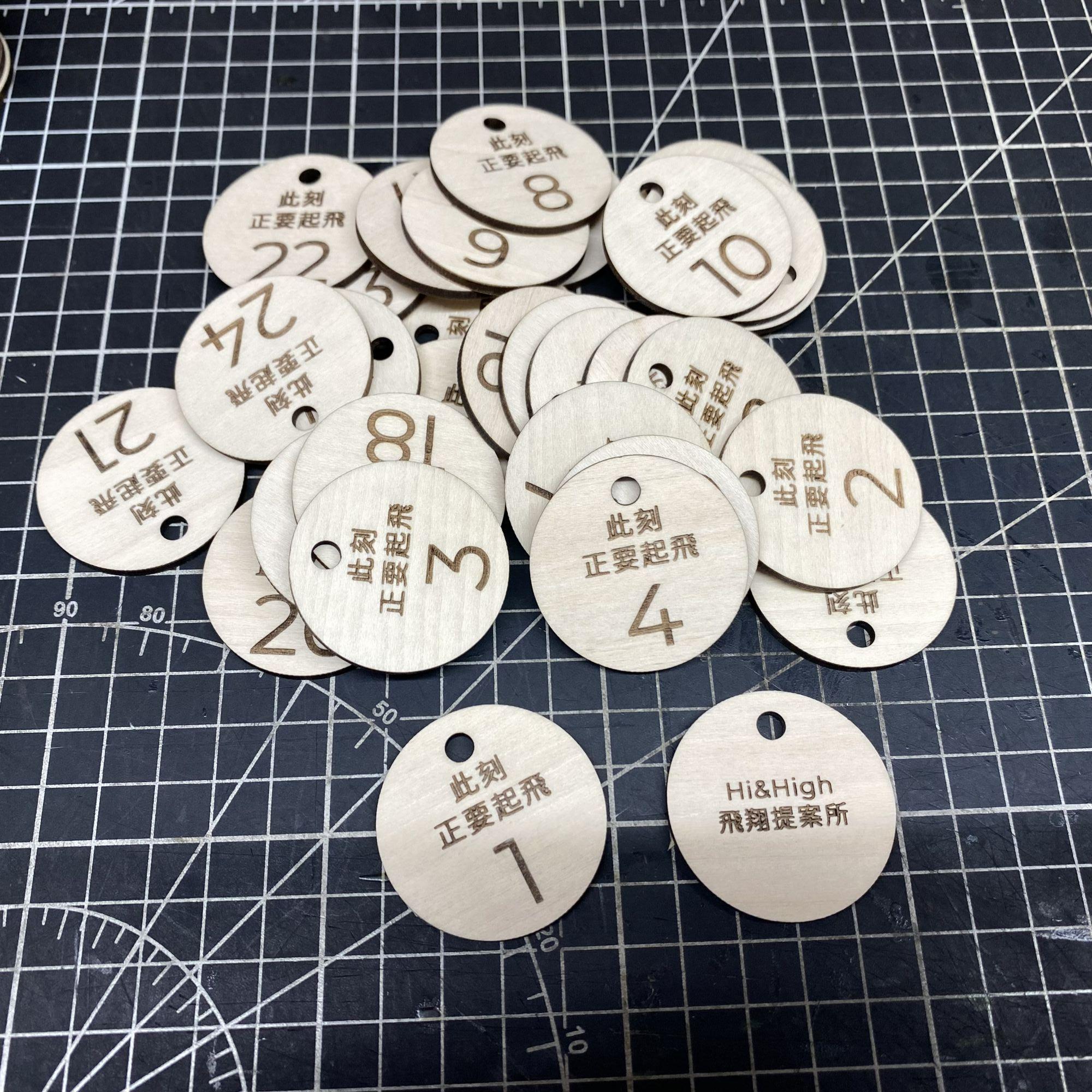 客製化4公分圓形號碼牌, 雙面雕刻