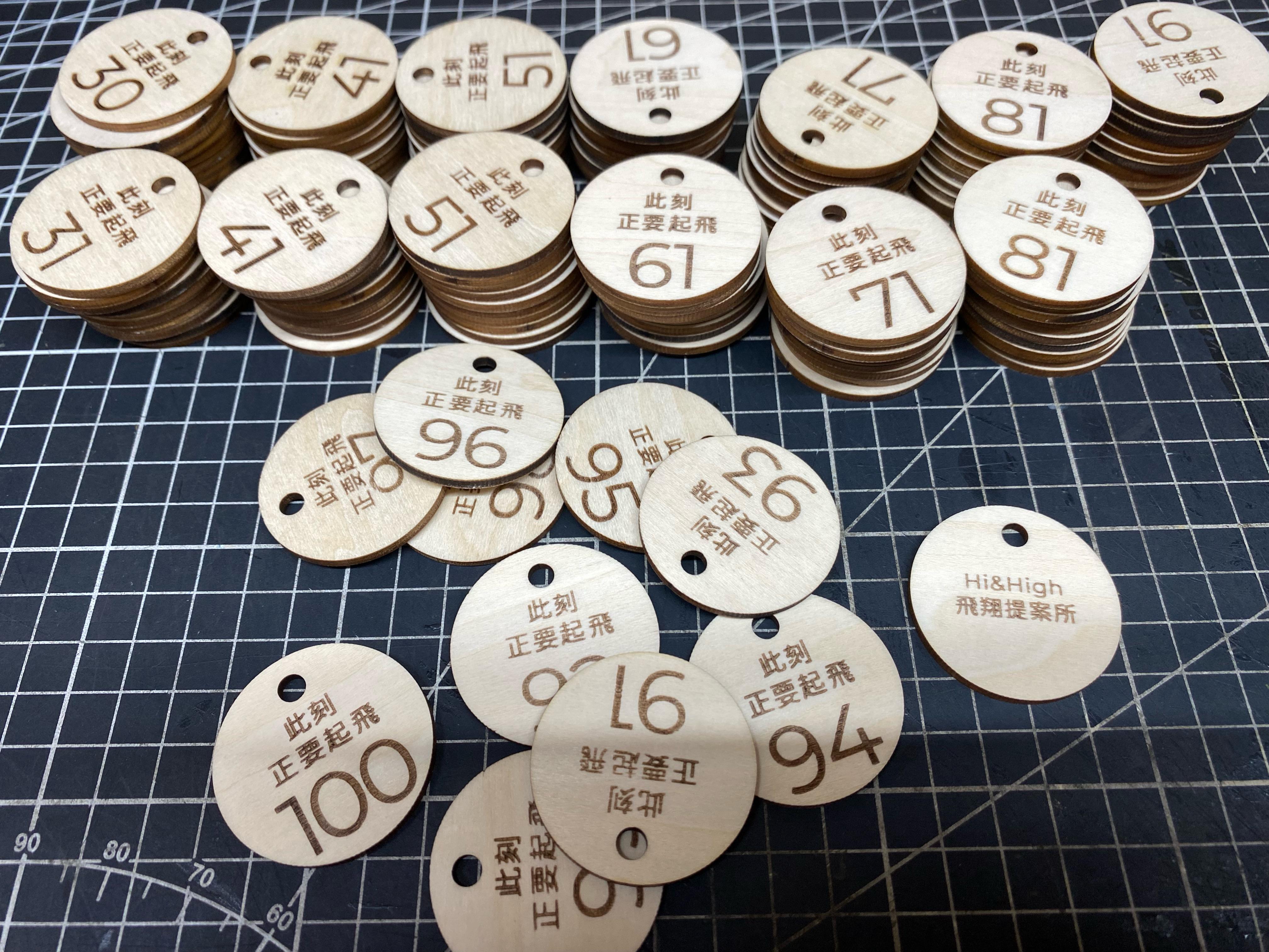 客製化號碼牌，雙面雕刻