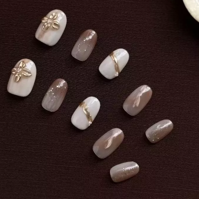 現貨+預購【奶霧花語-65 】中橢圓甲  新款 純手工穿戴甲｜奶茶裸色 手繪花飾 金箔流線 溫柔氣質款