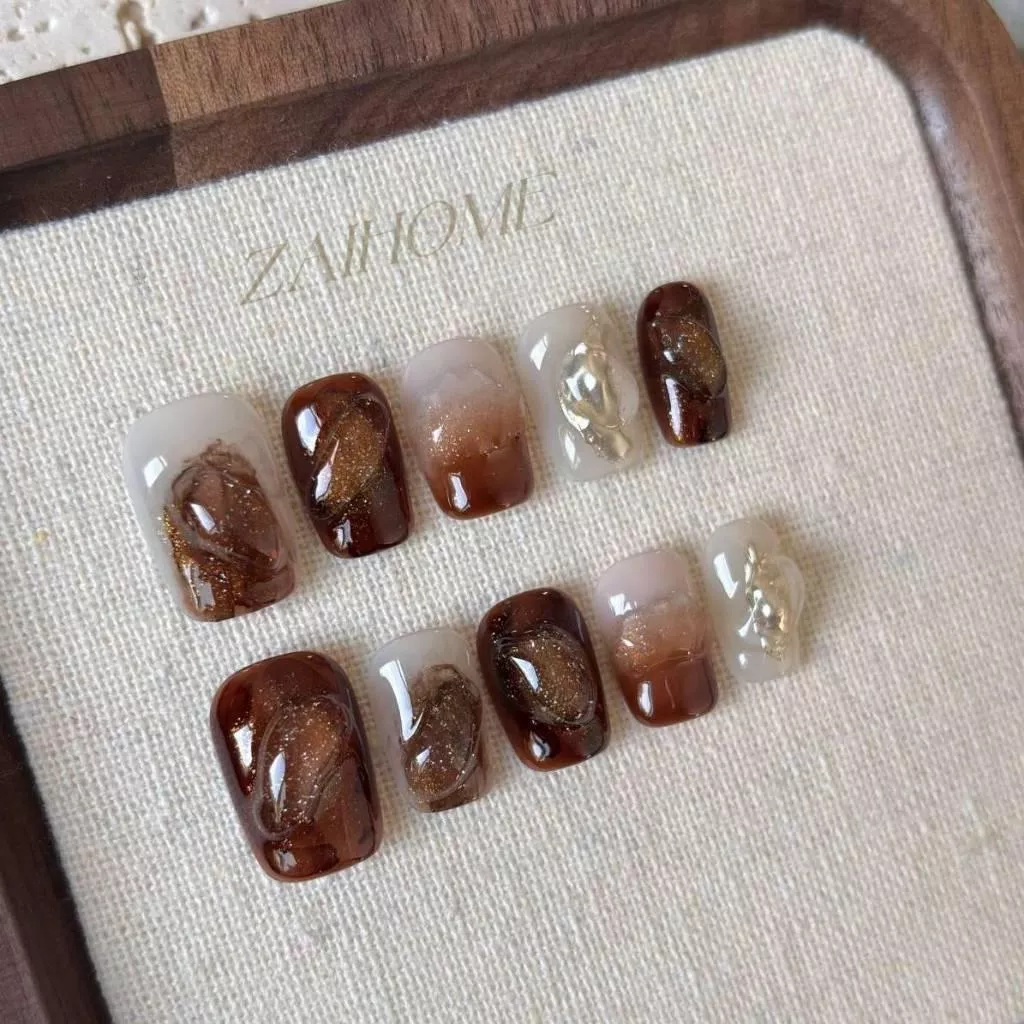 現貨  | 隔日到貨【可可奶昔】新短方 ｜台灣手工訂製美甲 穿戴甲訂製  秋冬琥珀色美甲 琥珀暈染 立體線條美甲