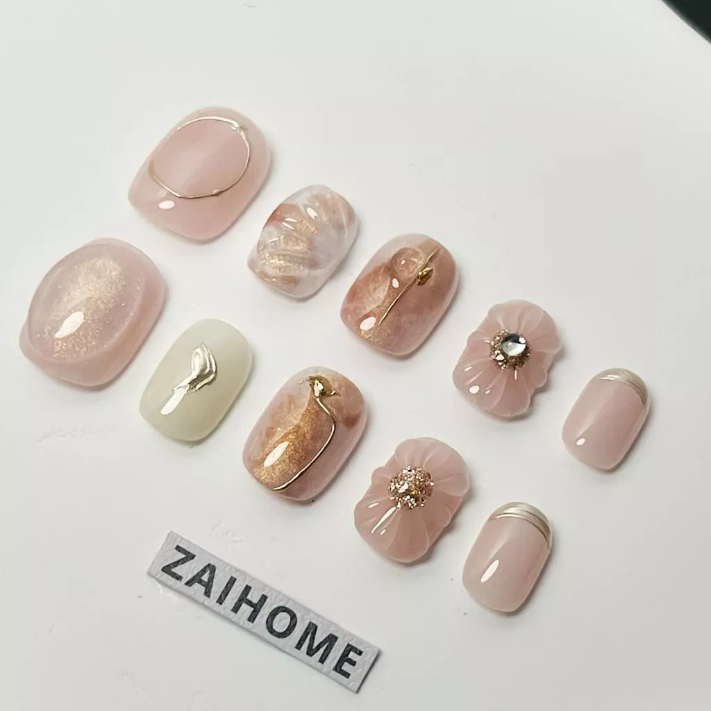 現貨 | 隔日到貨 立體感【奶杏花語-A2】短方圓 金屬雕花閃粉穿戴甲、多指甲款式、仙女少女、婚禮百搭、奶杏色優雅指甲