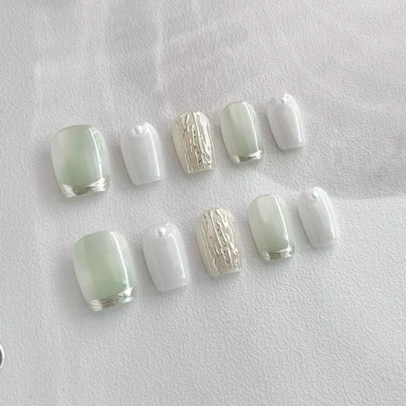 現貨｜隔日到貨 《青瓷銀箔法式-114》新短方 穿戴甲 顯白 金屬壓紋 短方甲 手工美甲