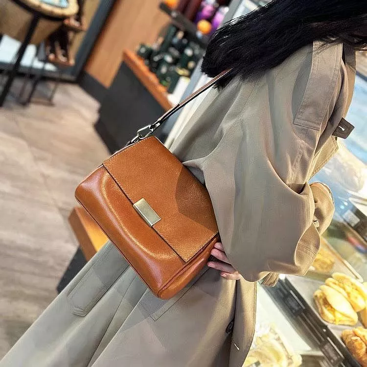 爆款植鞣牛皮斜背包單肩腋下女郵差包