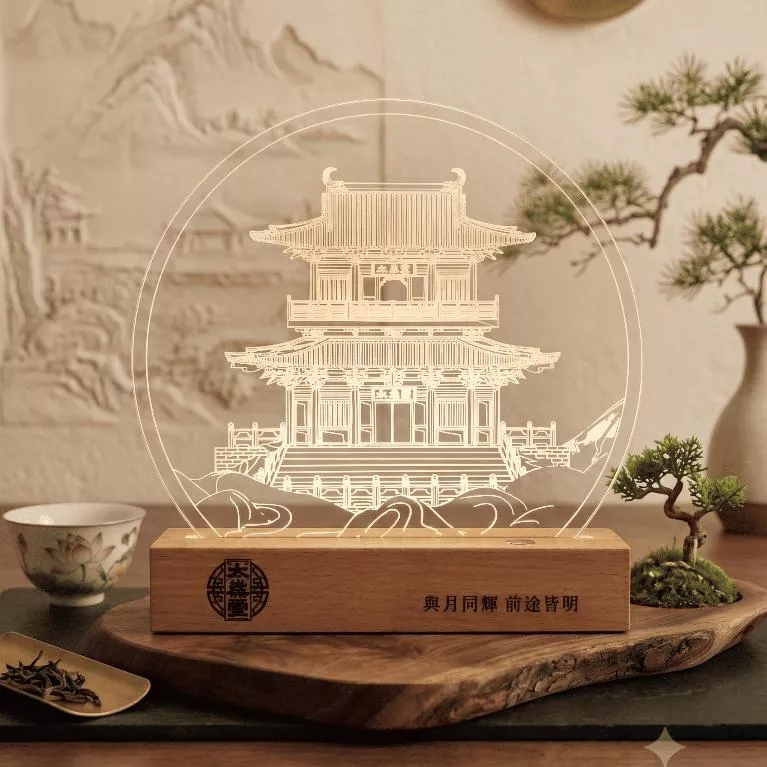 【太歲堂】與月同輝，前途皆明｜古建樓閣壓克力小夜燈・原木發光底座・新中式茶席案頭氛圍擺件・質感文創送禮
