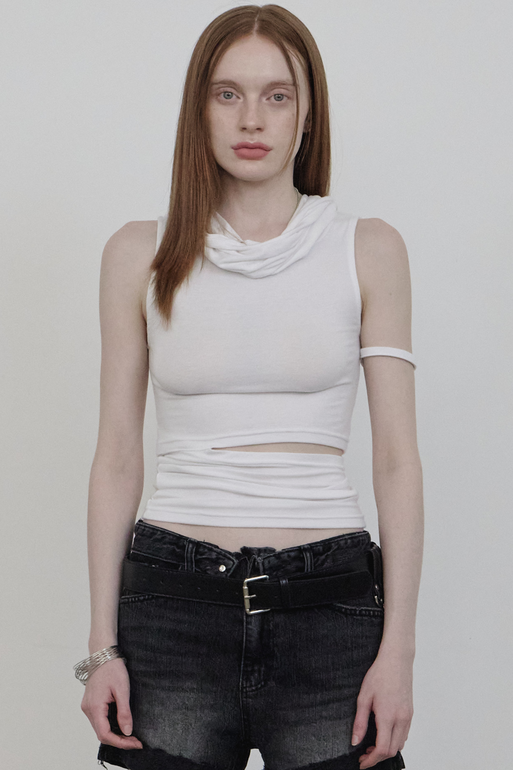 ANIV CUT-OUT HOODIE SLEEVELESS TOP WHITE