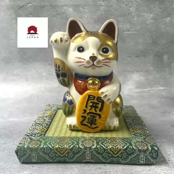 清水燒。13.5cm手作彩繪招財貓（白瓷金地菖蒲・右手開運金幣）