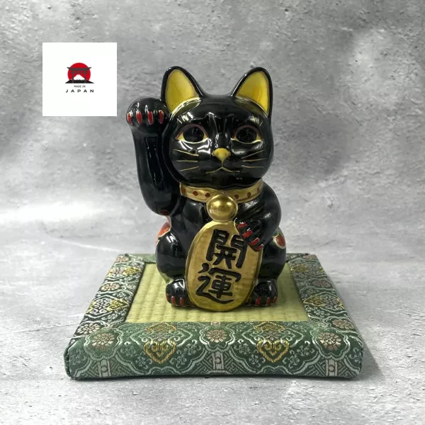 清水燒。13.5cm手作彩繪招財貓（黑地芥子花・右手開運金幣）