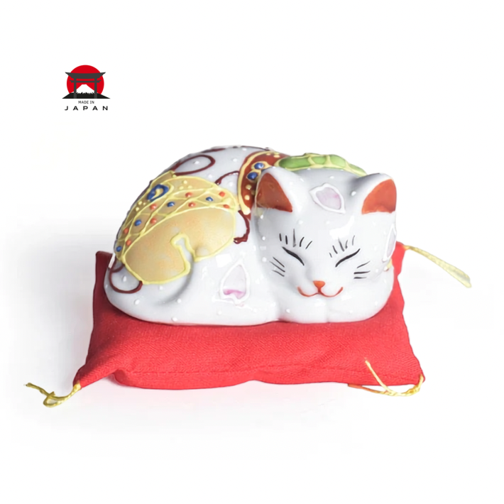 九谷燒。手作白瓷眠利貓擺飾 (寬7.8cm)