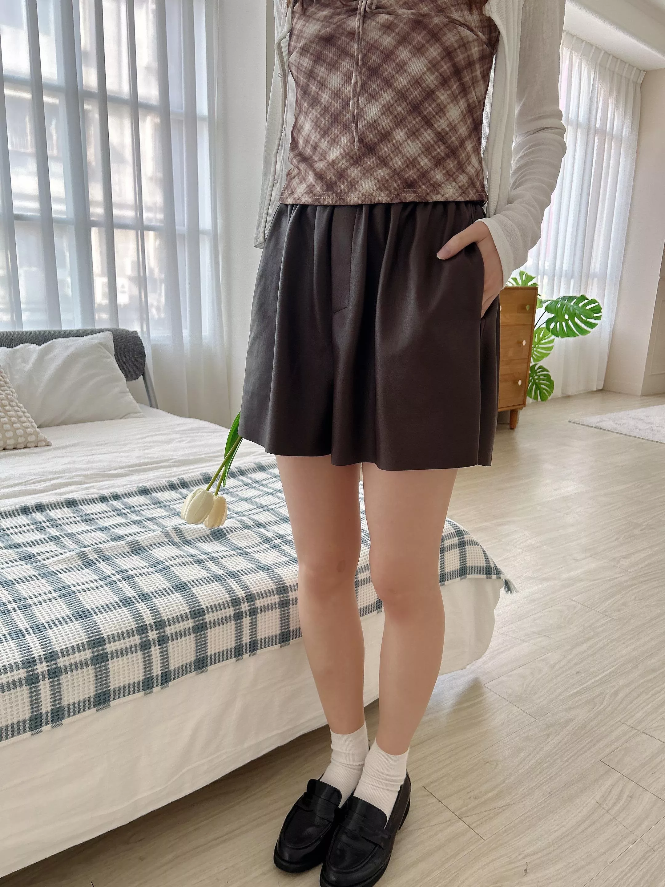 新沙洞歐膩不收邊小鐵標皮短褲 (2色)