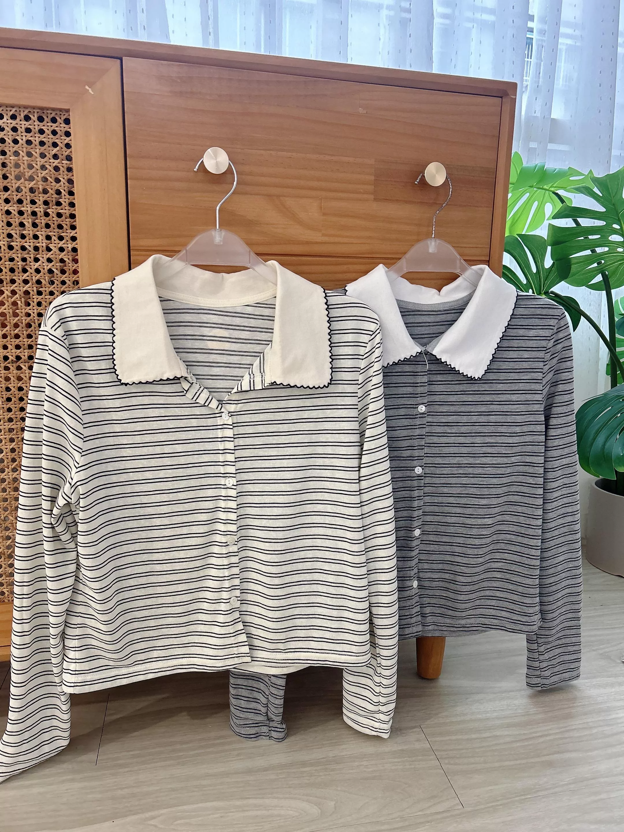 少女感花朵邊翻領橫條上衣 (2色)