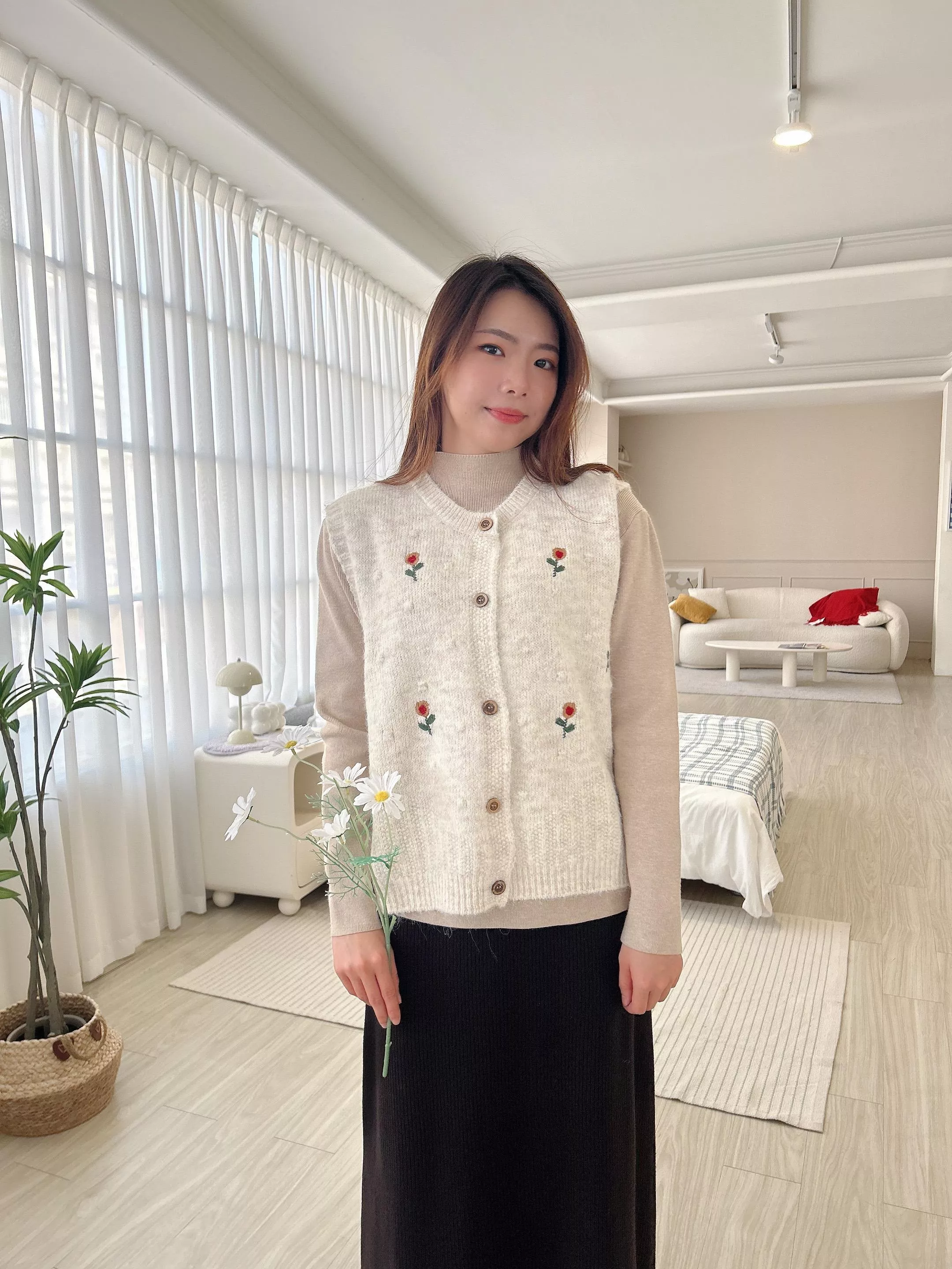 日系小花刺繡木釦針織背心 (2色)