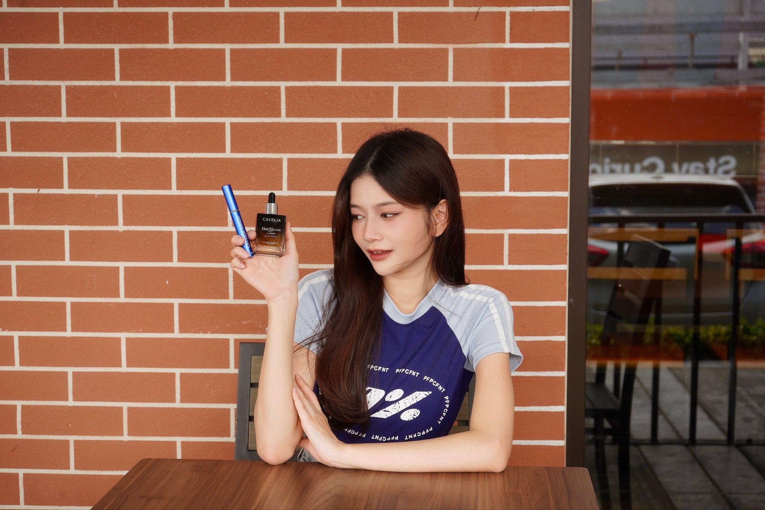 站在鏡子前 “哇，我也太好看了吧|CAVELIA卡薇拉