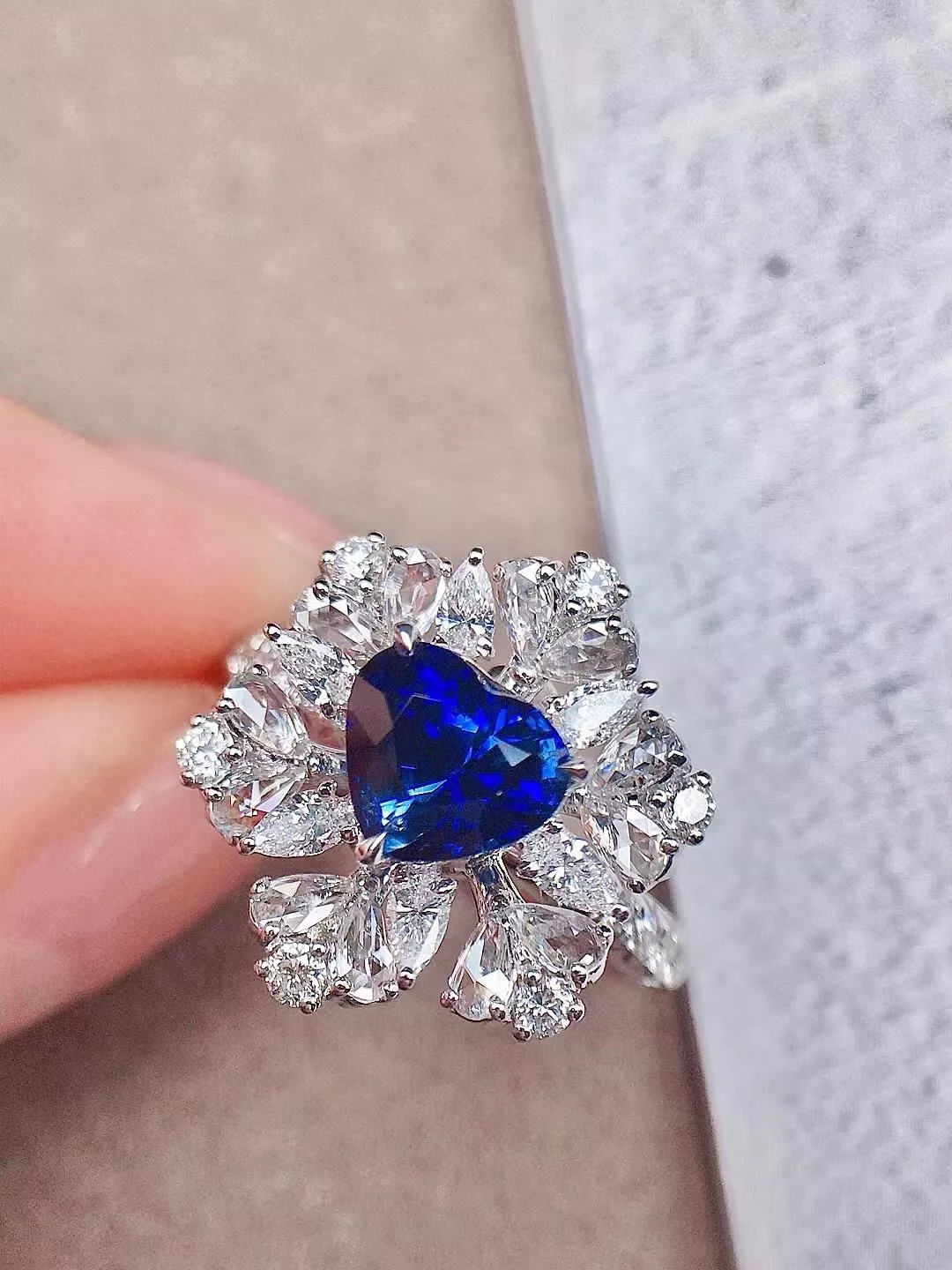 台北奧斯珠寶 優雅高級的心形皇家藍寶石