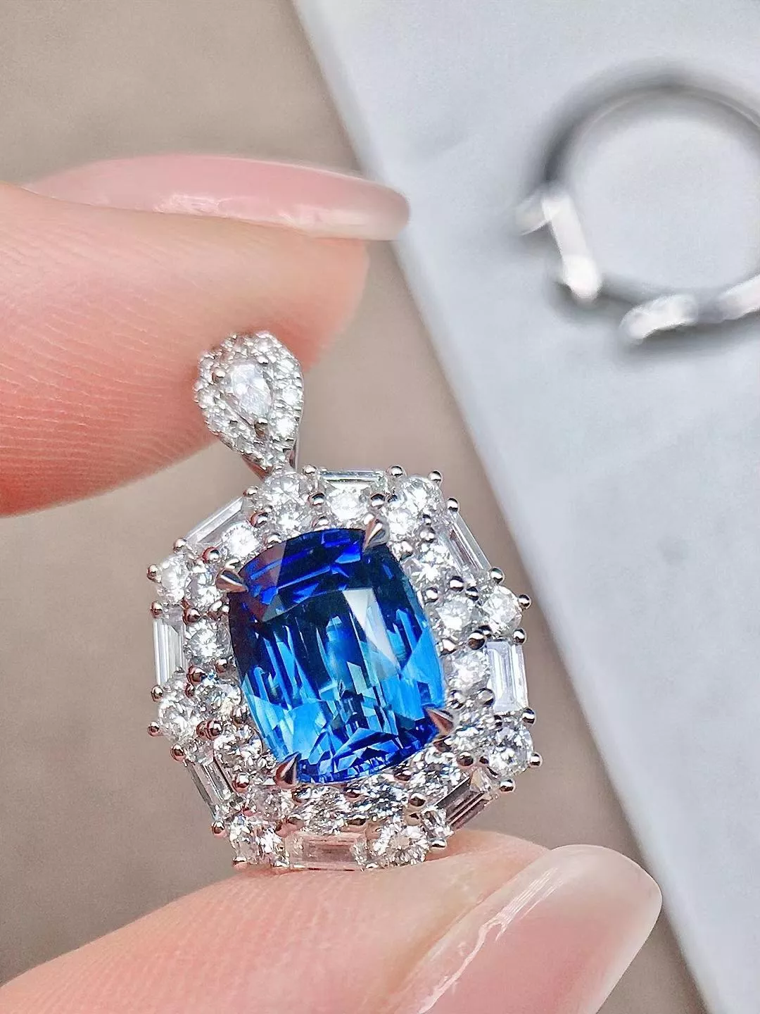 台北奧斯珠寶 夢幻藍寶石·無燒皇家藍兩用款