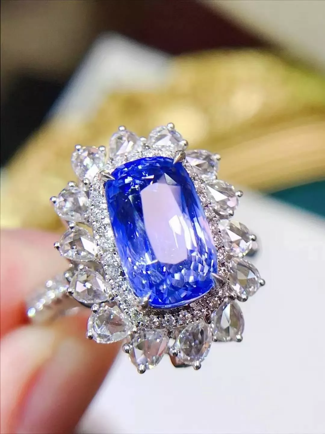 無燒矢車菊戒指&吊墜兩用款（不含項鍊）藍寶石5.05ct 18k金重7.69克，鑽石1.2ct