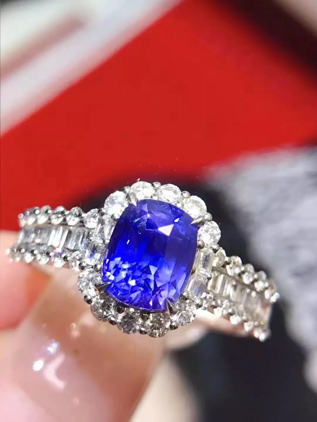 無燒藍寶石2.11ct，18k金3.71g