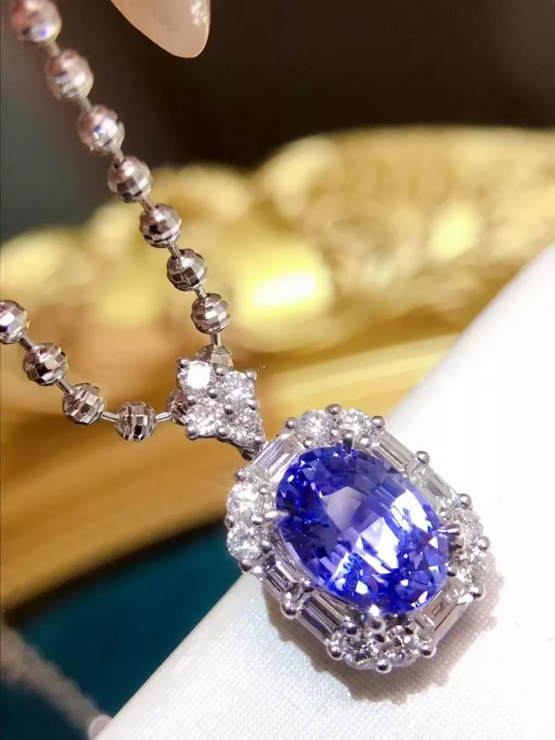 無燒藍寶石吊墜，藍寶石2.56ct！18k金重1.636g，鑽石0.57ct💎