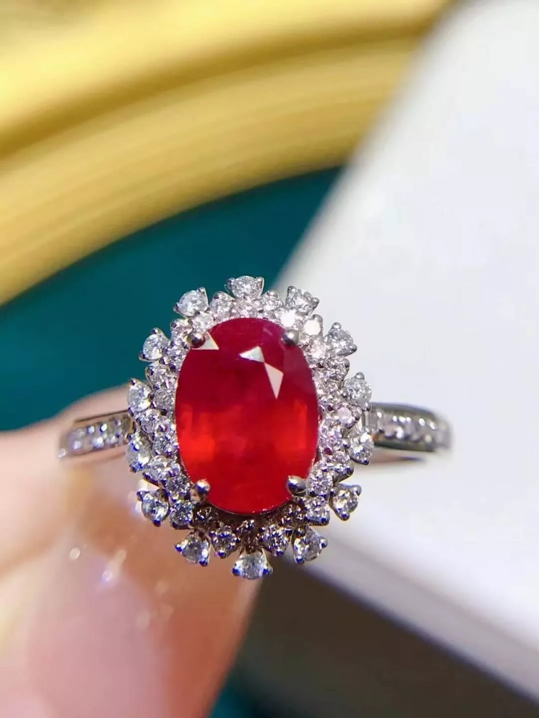 以售紅寶石戒指💍主石🈶️2.01ct，用鑽42顆💎金重2.54克