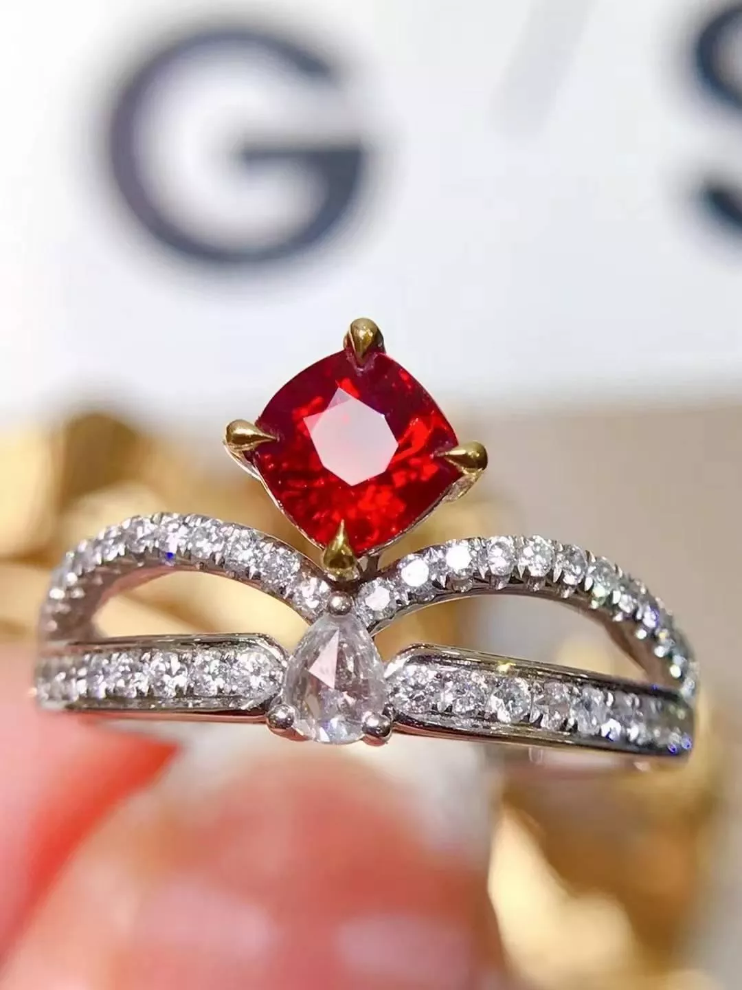 AIGS無燒鴿血紅紅寶石1克拉~18k金3.34克，鑽石0.44克拉💎