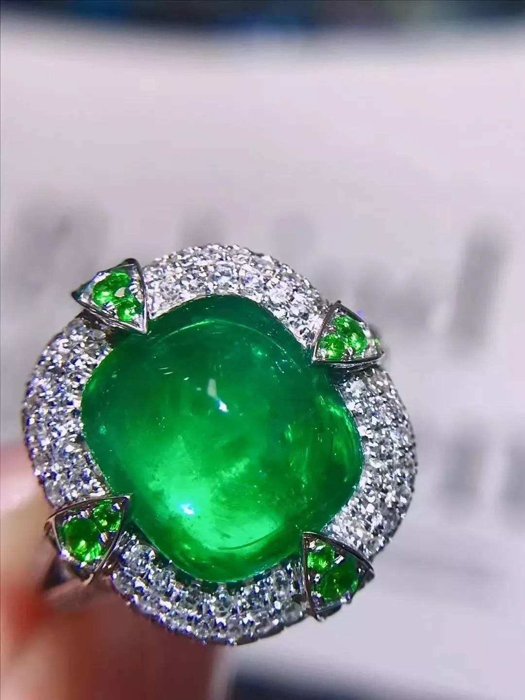 祖母綠大糖塔戒指💍，主石4.1ct、VVG翠綠瑩潤，搭配沙弗萊0.2ct