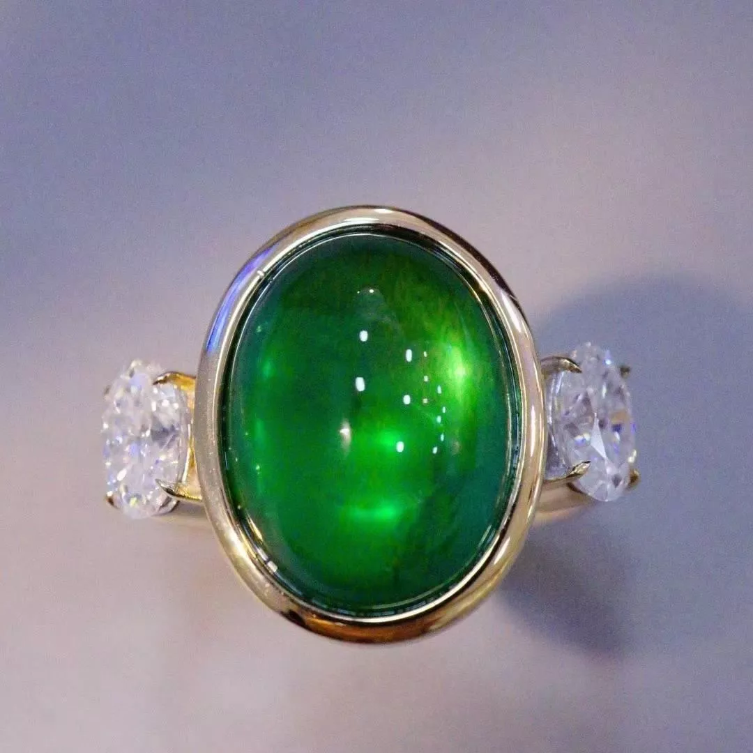 祖母綠素麵戒指6.99克拉🆕， 18k金➕莫桑鑽點綴  重8.38克 莫桑鑽0.86ct