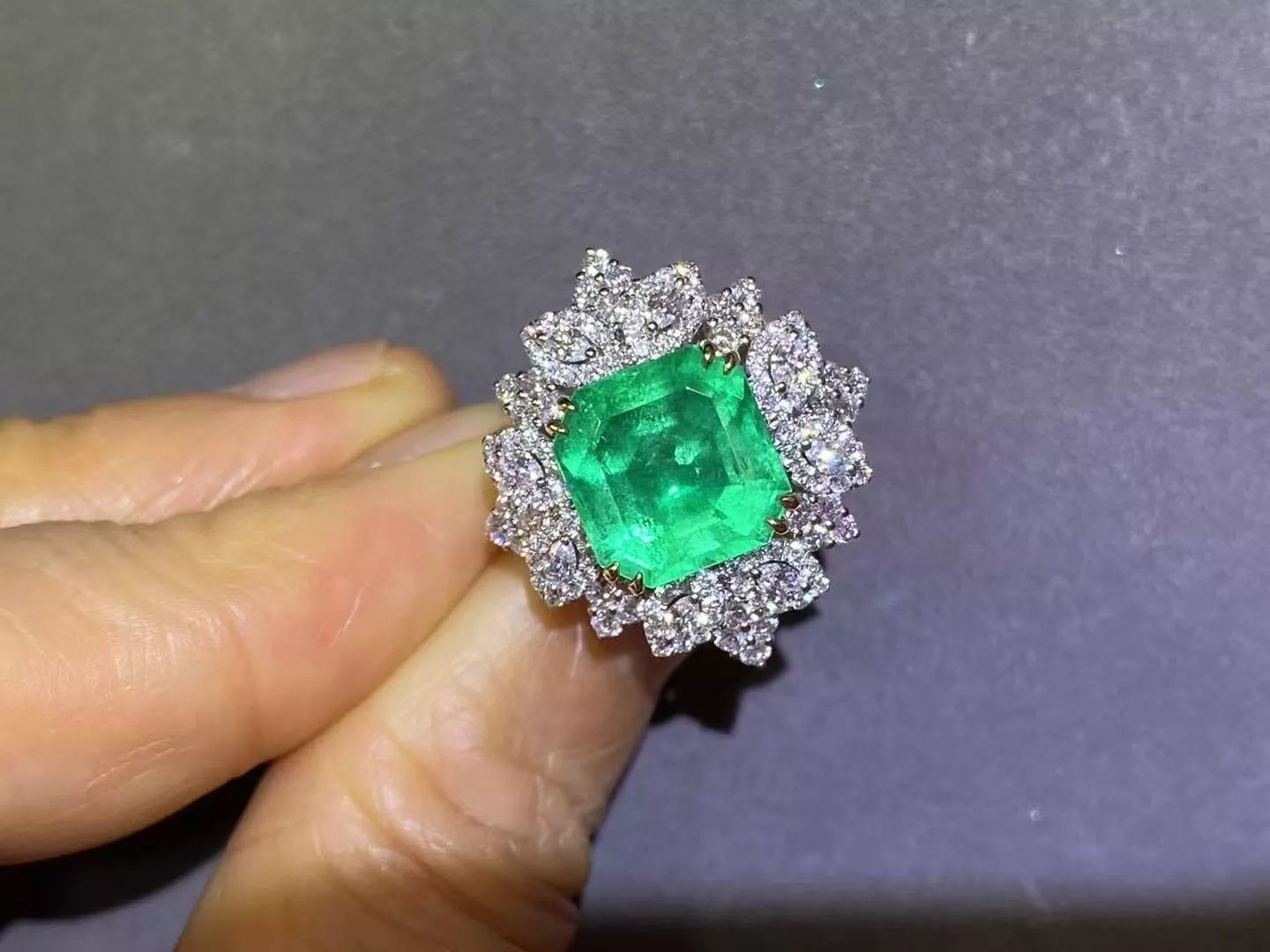 哥倫比亞祖母綠戒指 3.57克拉