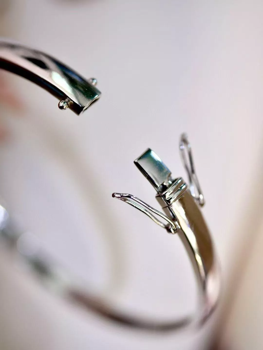 祖母綠手鐲   8.35克拉 18k金配鑲 88粒鑽石 台北門市 CG-573