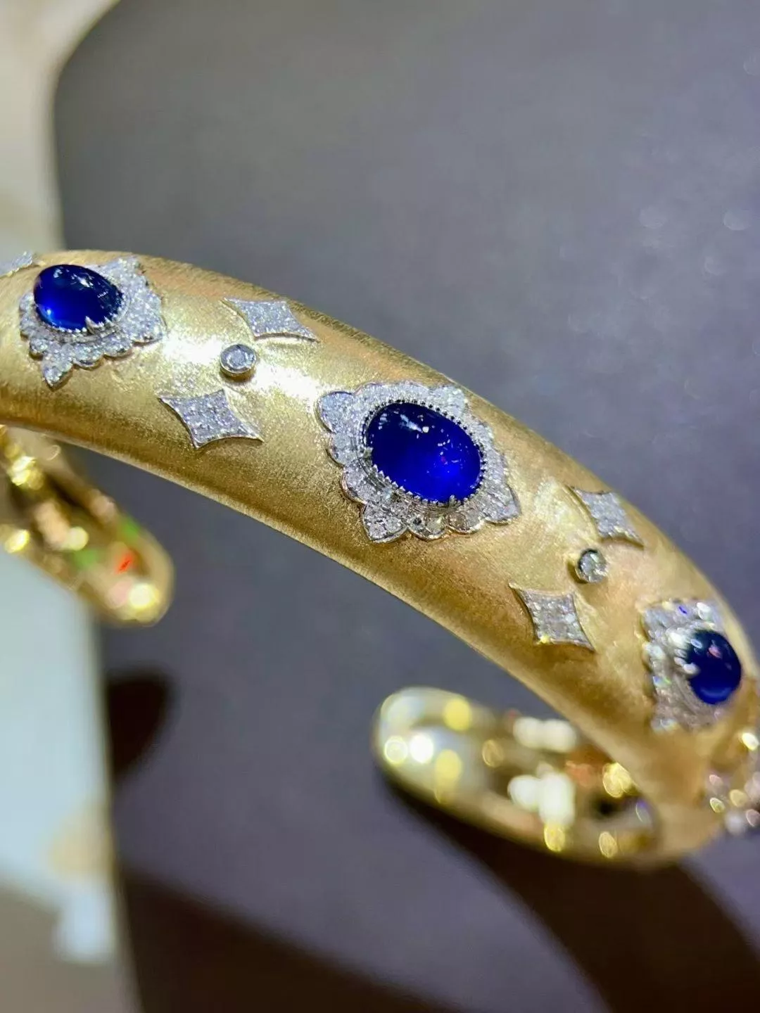 藍寶石手鐲  4.76克拉  18k金配鑲 0.811克拉鑽石  台北門市 CG-594