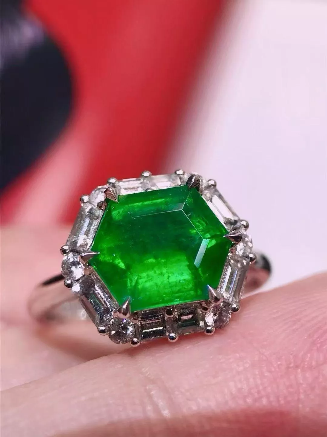 祖母綠戒指   2.2克拉 18k金配鑲  0.7克拉鑽石 台北門市 CG-610