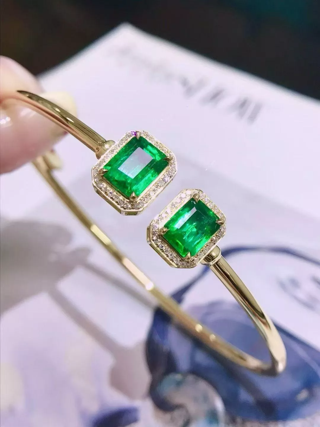 祖母綠手鐲  2.2克拉 18k金配鑲 0.25克拉鑽石 台北門市 CG-624