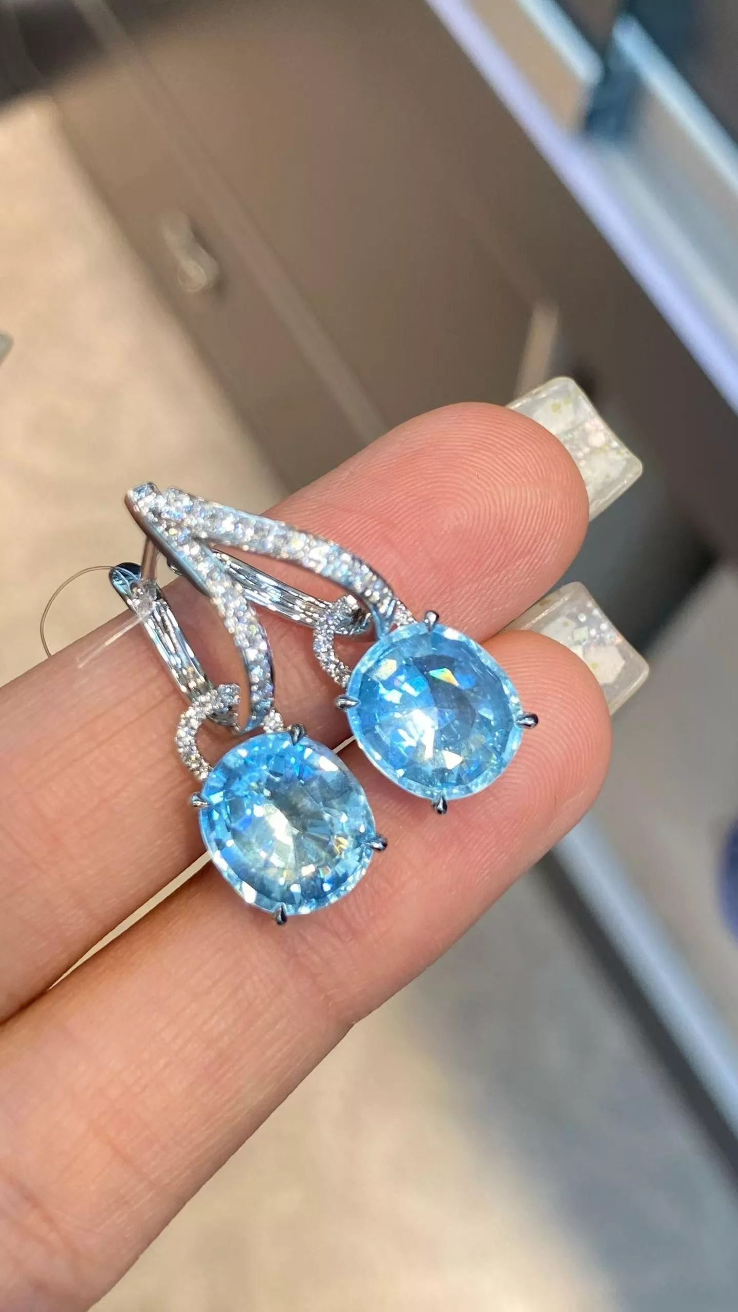 海藍寶耳釘耳環    6.85克拉 18k金配鑲   40粒鑽石 台北門市 CG-630