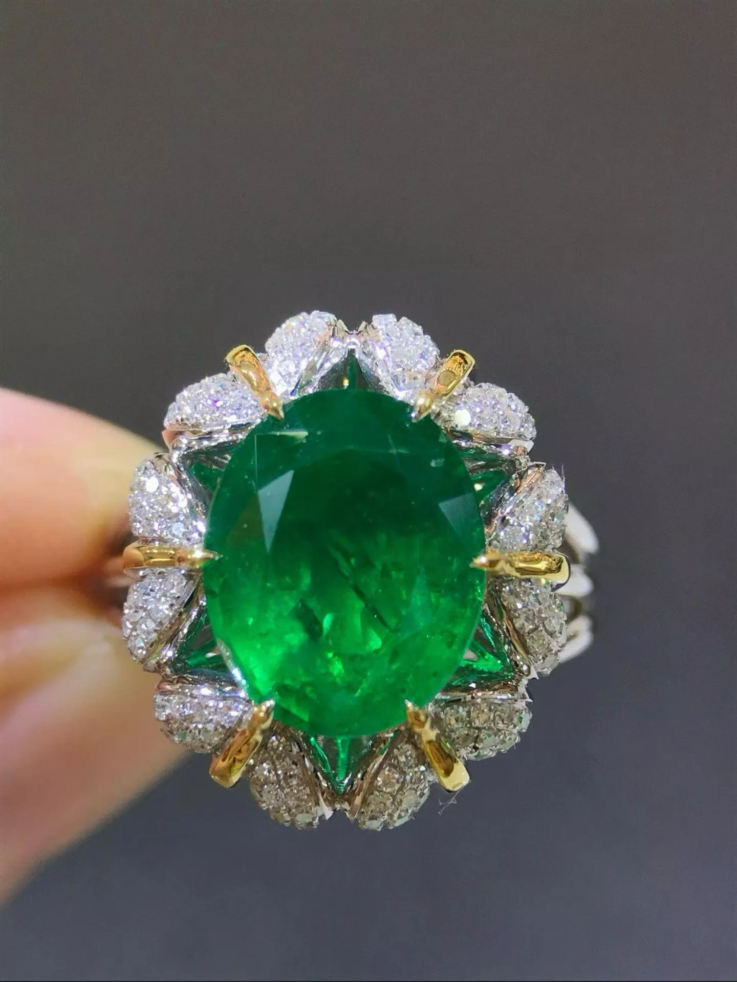 祖母綠戒指  4.9克拉 18k金配鑲   0.565克拉鑽石 台北門市 CG-635